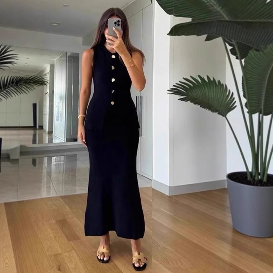 Female Formal Wear - Round-neck Single-breasted Sleeveless Bodycon Top With